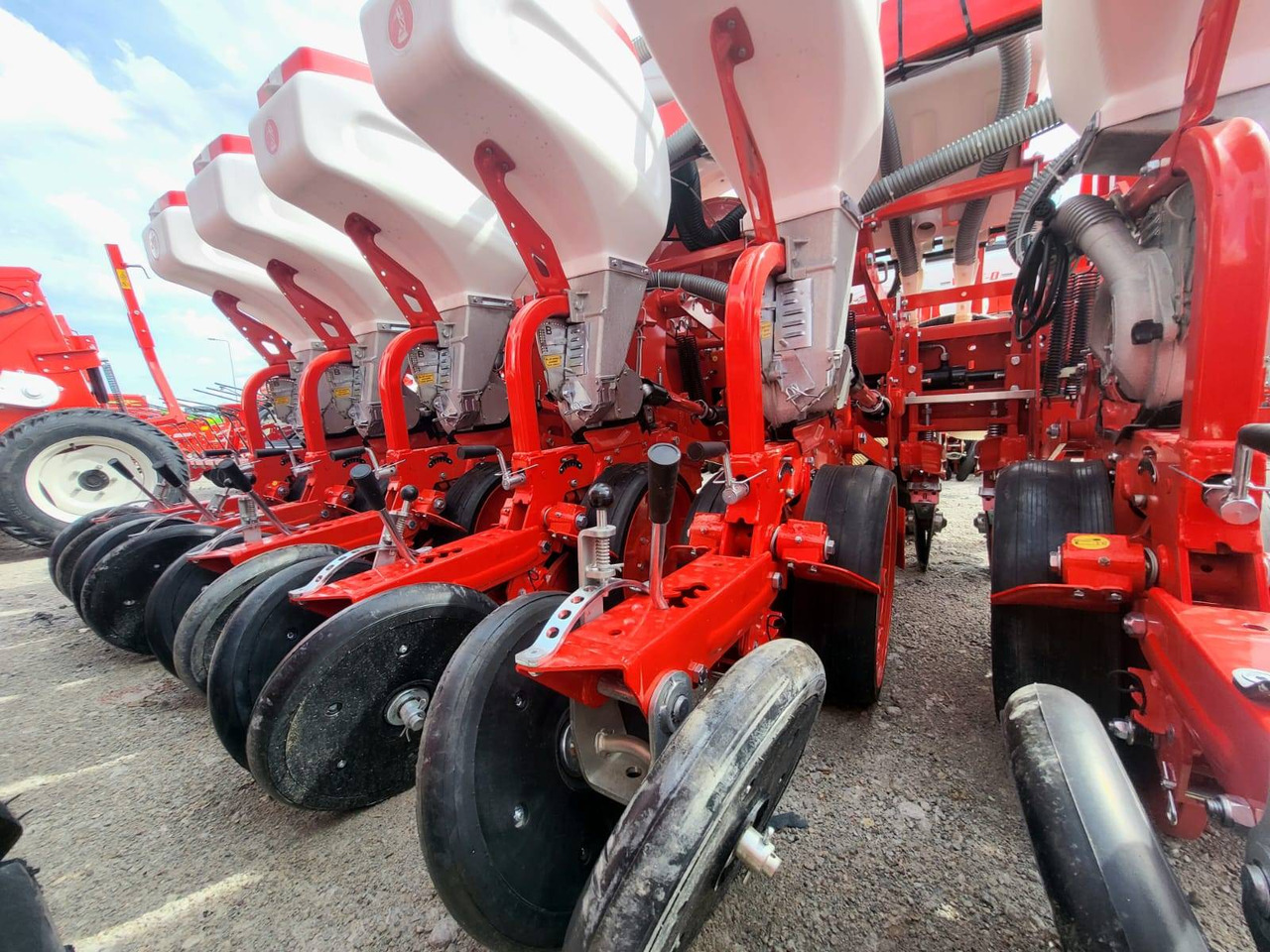 Ozdoken six-row pneumatic precision seeder, VPKT-DG6, PVC fertiliser tank - on stock - Penabur presisi: gambar 5 Ozdoken six-row pneumatic precision seeder, VPKT-DG6, PVC fertiliser tank - on stock - Penabur presisi: gambar 5