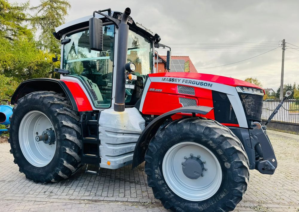 Massey Ferguson 8S.225 - Traktor: gambar 3 Massey Ferguson 8S.225 - Traktor: gambar 3
