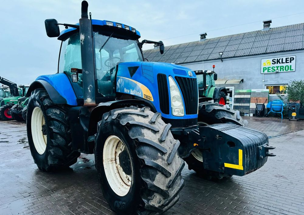 New Holland T8020 - Traktor: gambar 1 New Holland T8020 - Traktor: gambar 1