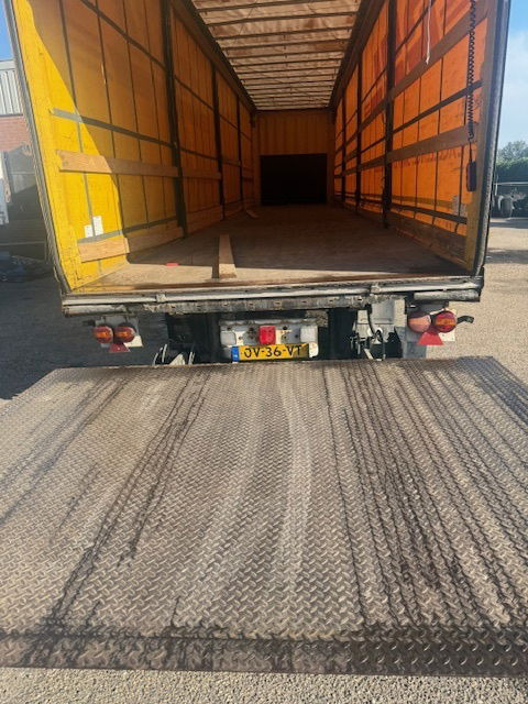 Krone Stuuras liftas laadklep - Semi-trailer dengan terpal samping: gambar 5 Krone Stuuras liftas laadklep - Semi-trailer dengan terpal samping: gambar 5