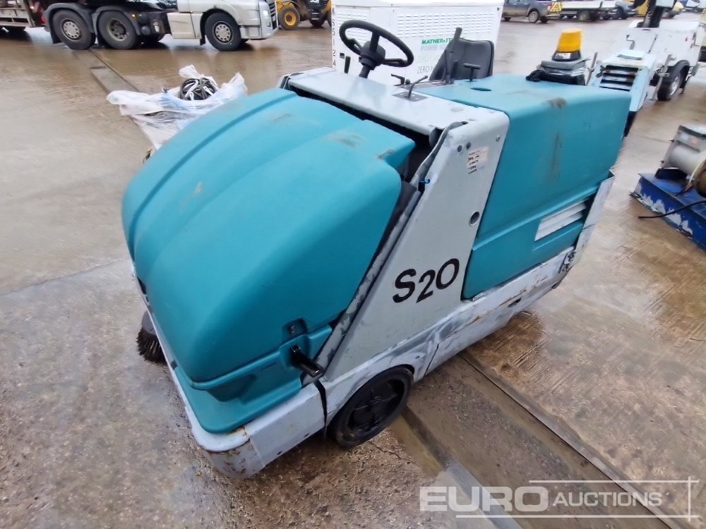 2011 Tennant Diesel Ride On Floor Scrubber - Membangun inventaris: gambar 1 2011 Tennant Diesel Ride On Floor Scrubber - Membangun inventaris: gambar 1