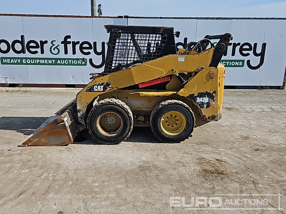 2012 CAT 242B3 - Skid steer: gambar 2 2012 CAT 242B3 - Skid steer: gambar 2