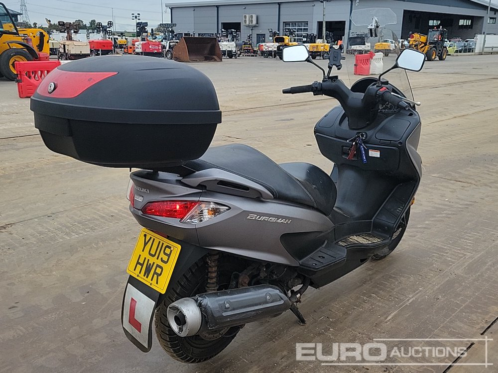 2019 Suzuki Burgman - Sepeda motor: gambar 5 2019 Suzuki Burgman - Sepeda motor: gambar 5