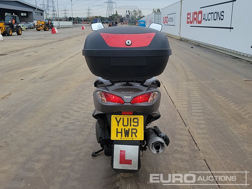2019 Suzuki Burgman - Sepeda motor: gambar 4 2019 Suzuki Burgman - Sepeda motor: gambar 4