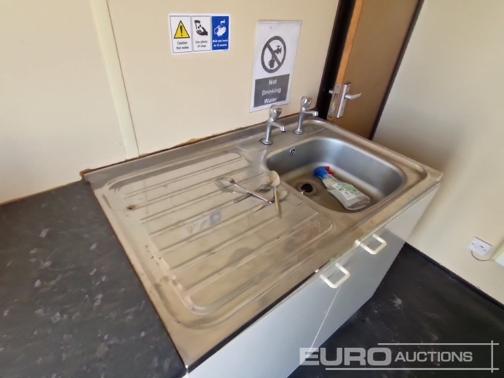 Kontainer pengiriman 26' x 10' Welfare Unit, Sutton 240Volt Generator: gambar 25