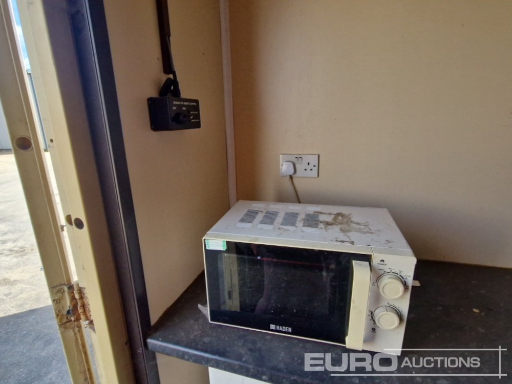 Kontainer pengiriman 26' x 10' Welfare Unit, Sutton 240Volt Generator: gambar 24