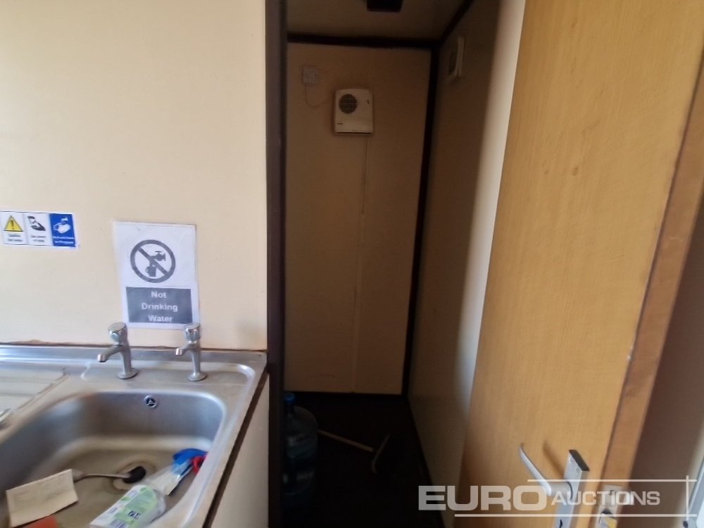 Kontainer pengiriman 26' x 10' Welfare Unit, Sutton 240Volt Generator: gambar 26