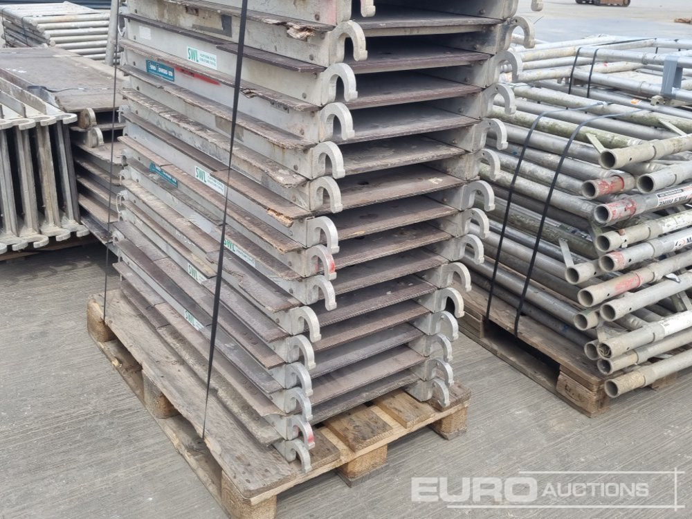 Membangun inventaris Bundle of Folding Aluminium Scaffolding (5 of), Bundle of Folding Fiberglass Scaffolding, Bundle of Aluminium Scaffolding (3 of), Aluminium Staging Boards (3 of): gambar 31