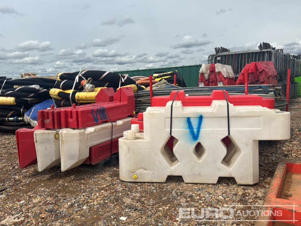 Bundle of Plastic Water Filled Barriers (2 of) - Membangun inventaris: gambar 2 Bundle of Plastic Water Filled Barriers (2 of) - Membangun inventaris: gambar 2