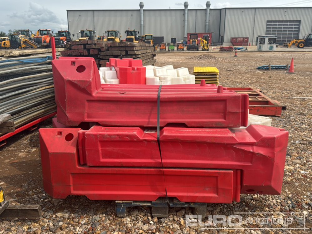 Bundle of Plastic Water Filled Barriers (2 of) - Membangun inventaris: gambar 4 Bundle of Plastic Water Filled Barriers (2 of) - Membangun inventaris: gambar 4