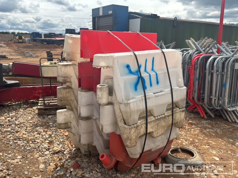 Bundle of Plastic Water Filled Barriers - Membangun inventaris: gambar 1 Bundle of Plastic Water Filled Barriers - Membangun inventaris: gambar 1