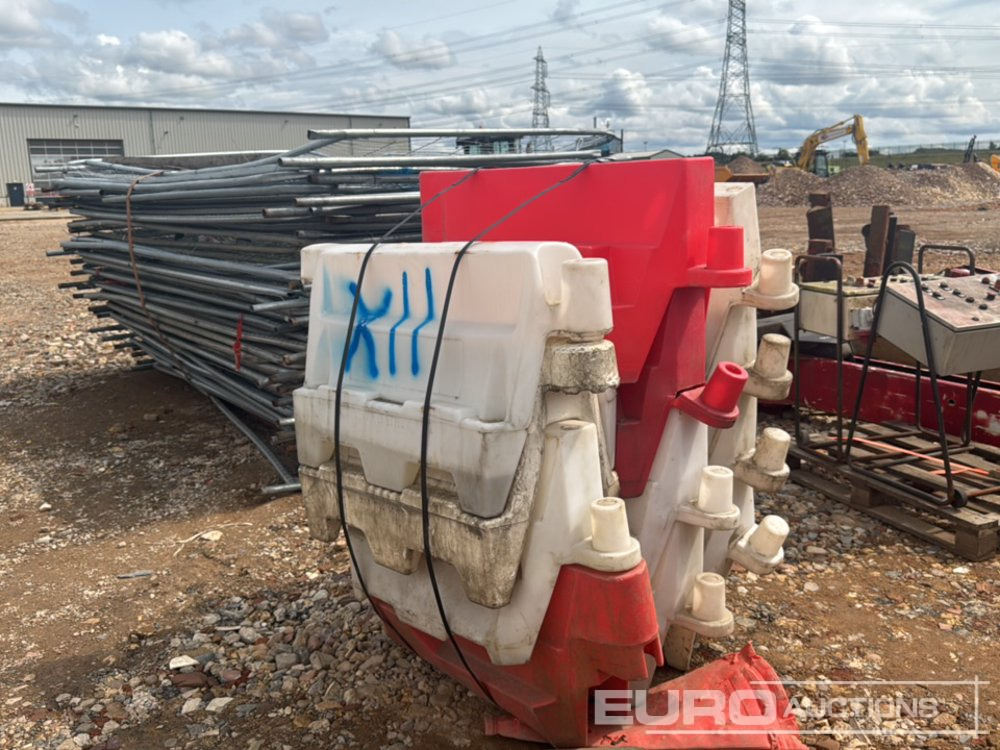 Bundle of Plastic Water Filled Barriers - Membangun inventaris: gambar 3 Bundle of Plastic Water Filled Barriers - Membangun inventaris: gambar 3
