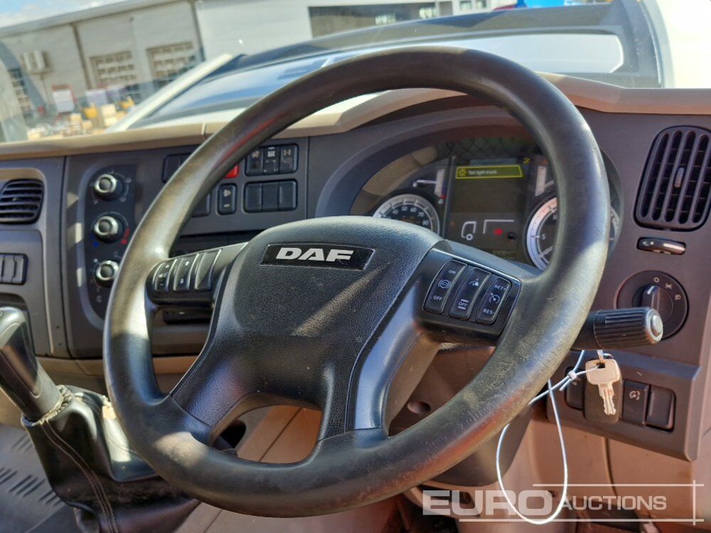 Truk box DAF LF150: gambar 44 Truk box DAF LF150: gambar 44