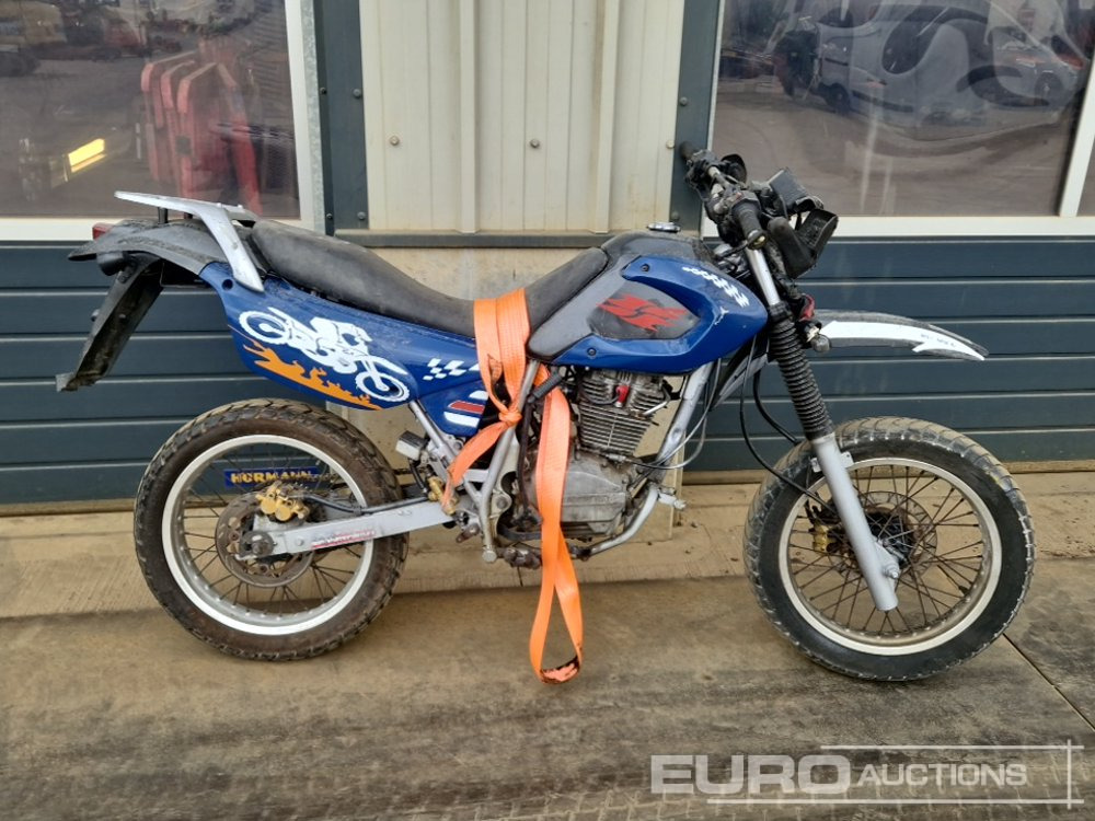 Hartford Petrol Motorcycle (Non Runner) - Sepeda motor: gambar 2 Hartford Petrol Motorcycle (Non Runner) - Sepeda motor: gambar 2
