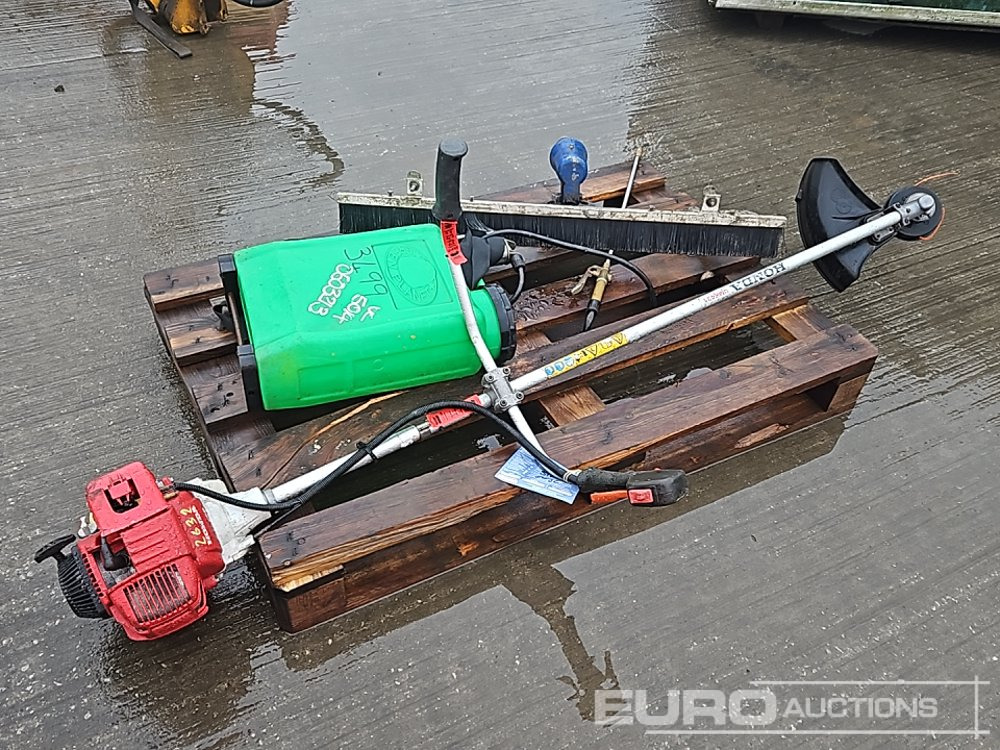 Honda Petrol Strimmer, Back Pack Pump Sprayer, Concrete Float With Brush - Membangun inventaris: gambar 3 Honda Petrol Strimmer, Back Pack Pump Sprayer, Concrete Float With Brush - Membangun inventaris: gambar 3