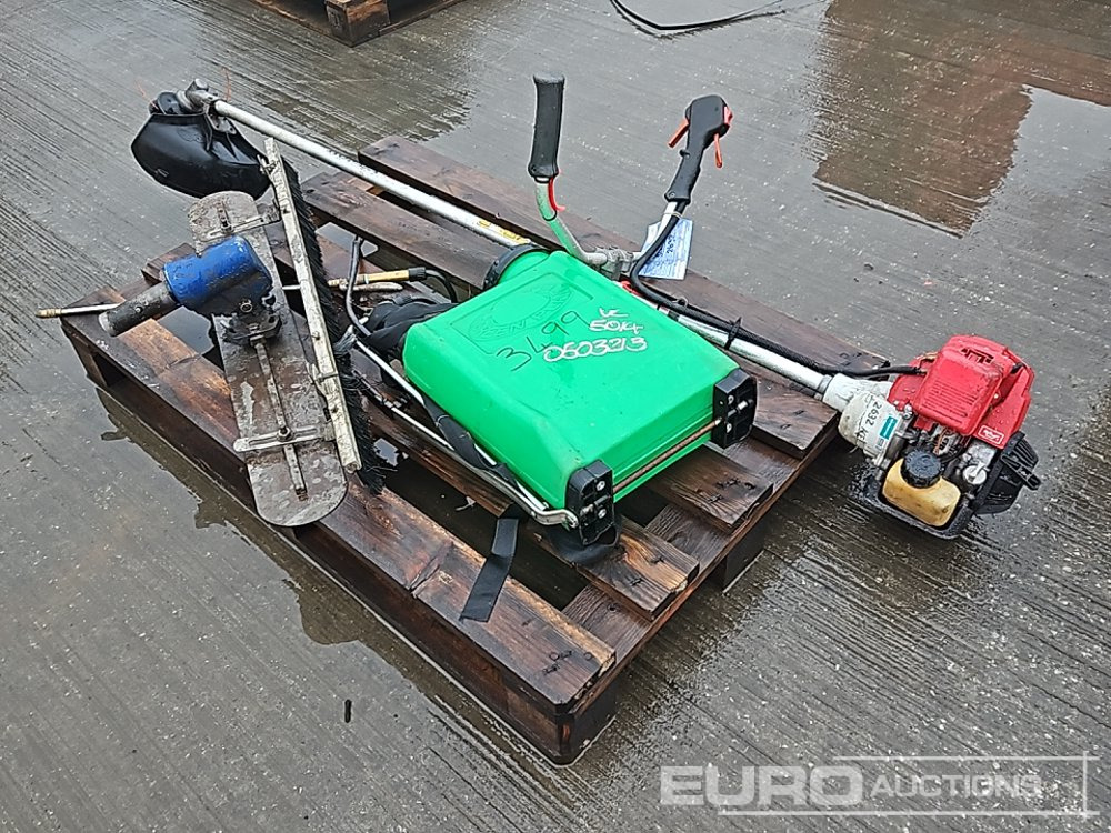 Honda Petrol Strimmer, Back Pack Pump Sprayer, Concrete Float With Brush - Membangun inventaris: gambar 1 Honda Petrol Strimmer, Back Pack Pump Sprayer, Concrete Float With Brush - Membangun inventaris: gambar 1