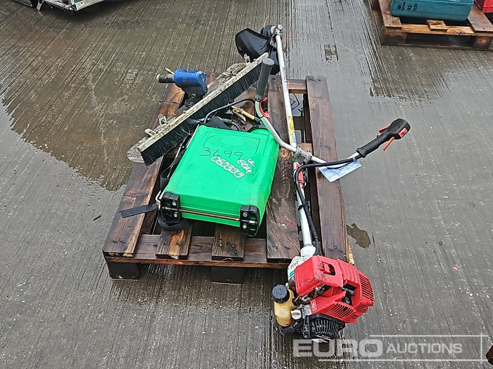 Honda Petrol Strimmer, Back Pack Pump Sprayer, Concrete Float With Brush - Membangun inventaris: gambar 2 Honda Petrol Strimmer, Back Pack Pump Sprayer, Concrete Float With Brush - Membangun inventaris: gambar 2