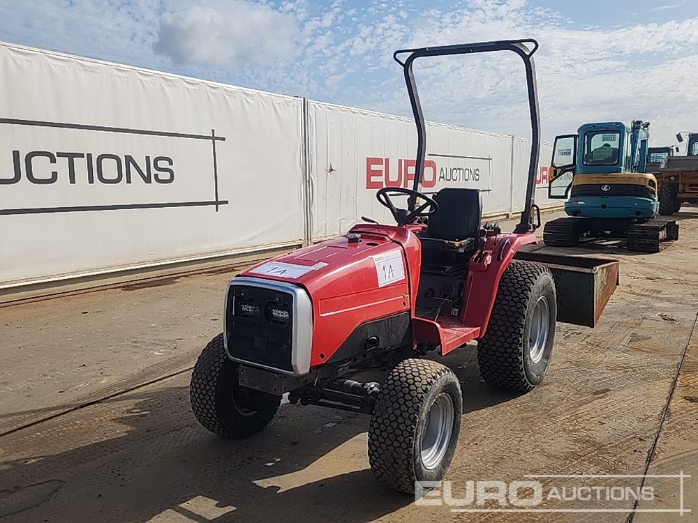 Massey Ferguson 4WD Compact Tractor, Linkbox - Traktor kompak: gambar 1 Massey Ferguson 4WD Compact Tractor, Linkbox - Traktor kompak: gambar 1