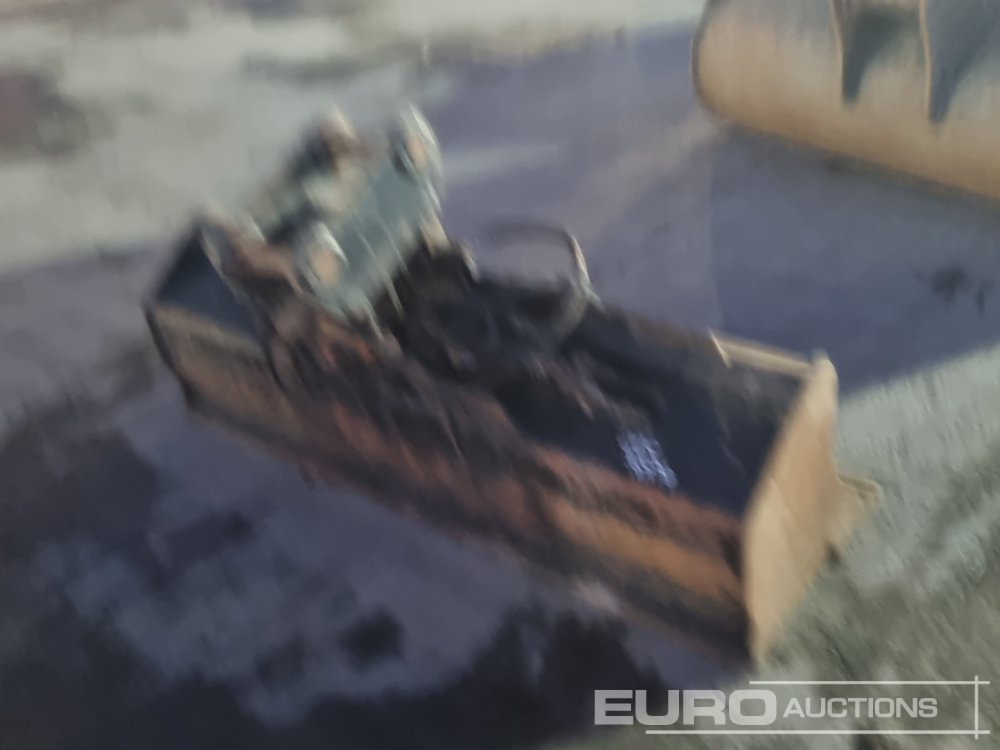 Strickland 72" Hydraulic Tilting Bucket 50mm Pin to suit 6-8 Ton Excavator - Ember: gambar 5 Strickland 72" Hydraulic Tilting Bucket 50mm Pin to suit 6-8 Ton Excavator - Ember: gambar 5