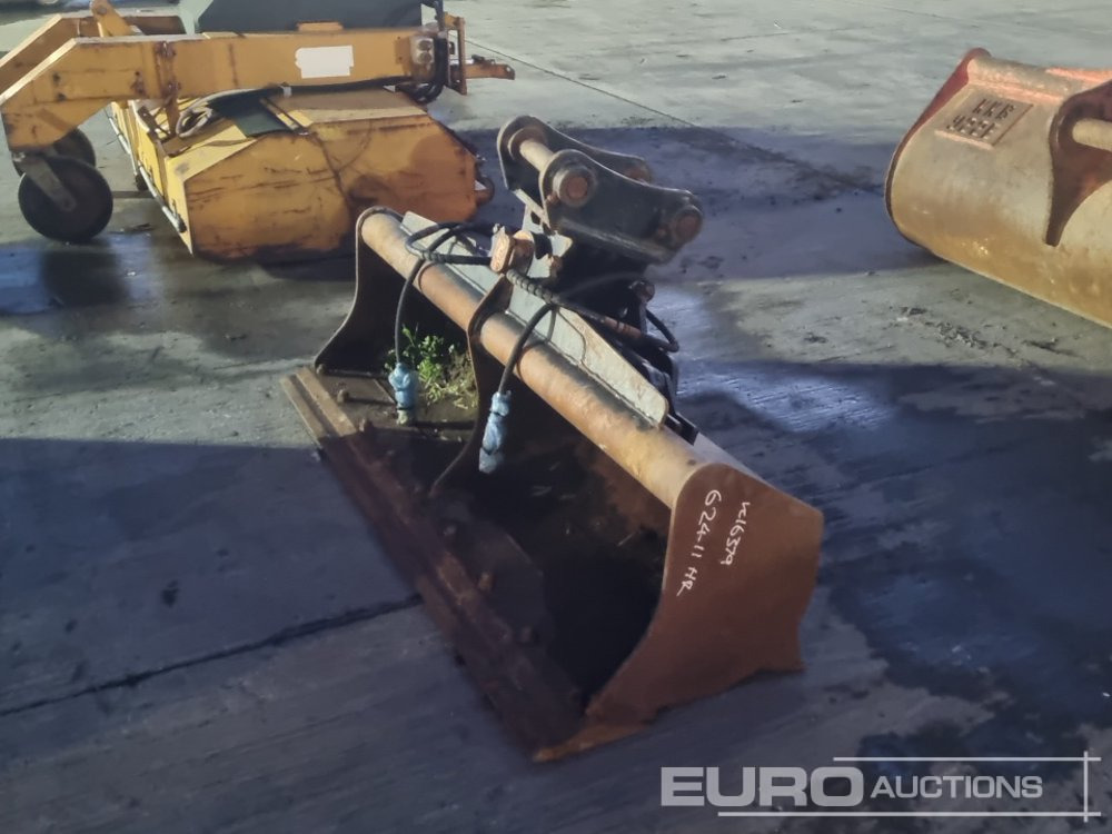 Strickland 72" Hydraulic Tilting Bucket 50mm Pin to suit 6-8 Ton Excavator - Ember: gambar 1 Strickland 72" Hydraulic Tilting Bucket 50mm Pin to suit 6-8 Ton Excavator - Ember: gambar 1