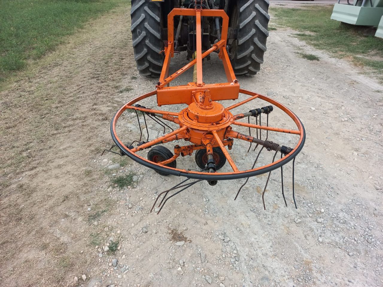 Girorami per frutteto - Tedder/ Menyapu: gambar 2 Girorami per frutteto - Tedder/ Menyapu: gambar 2