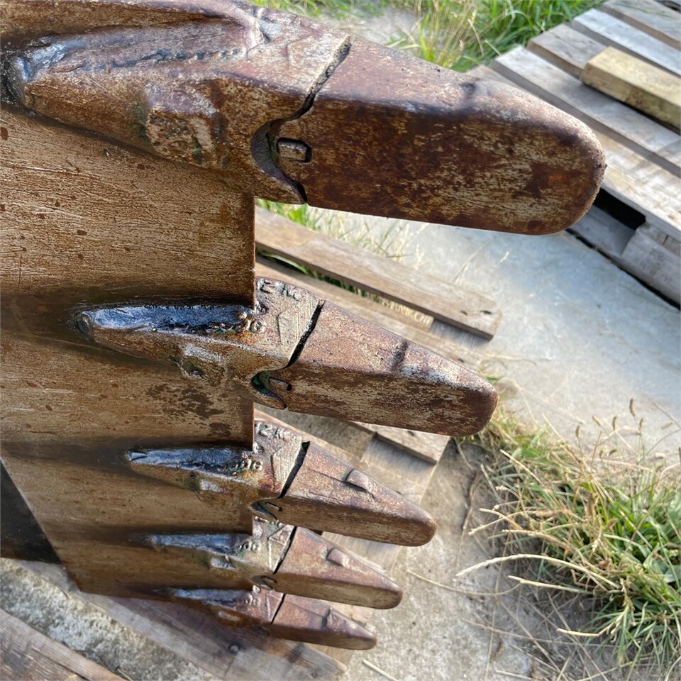 Ember untuk Backhoe loader ABC 70cm: gambar 12