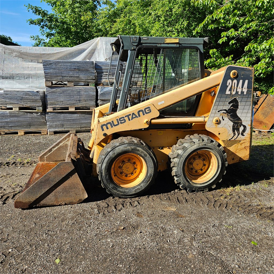 Bobcat Mustang 2044 - Skid steer: gambar 2 Bobcat Mustang 2044 - Skid steer: gambar 2