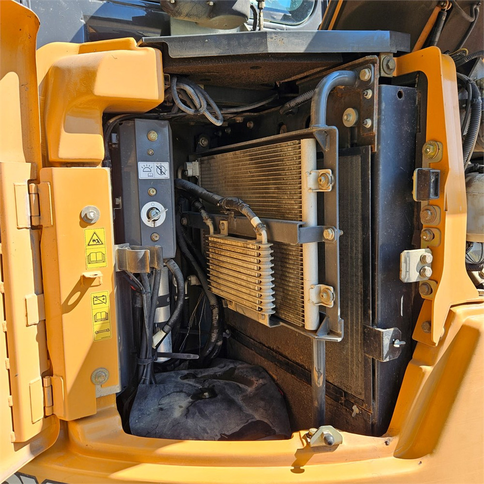 Ekskavator mini Case CX75C SR: gambar 34