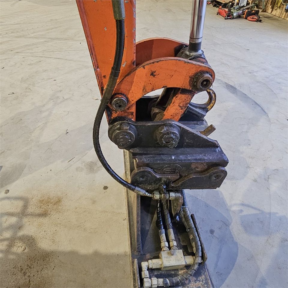 Ekskavator mini Hitachi Zaxis 10U: gambar 16 Ekskavator mini Hitachi Zaxis 10U: gambar 16