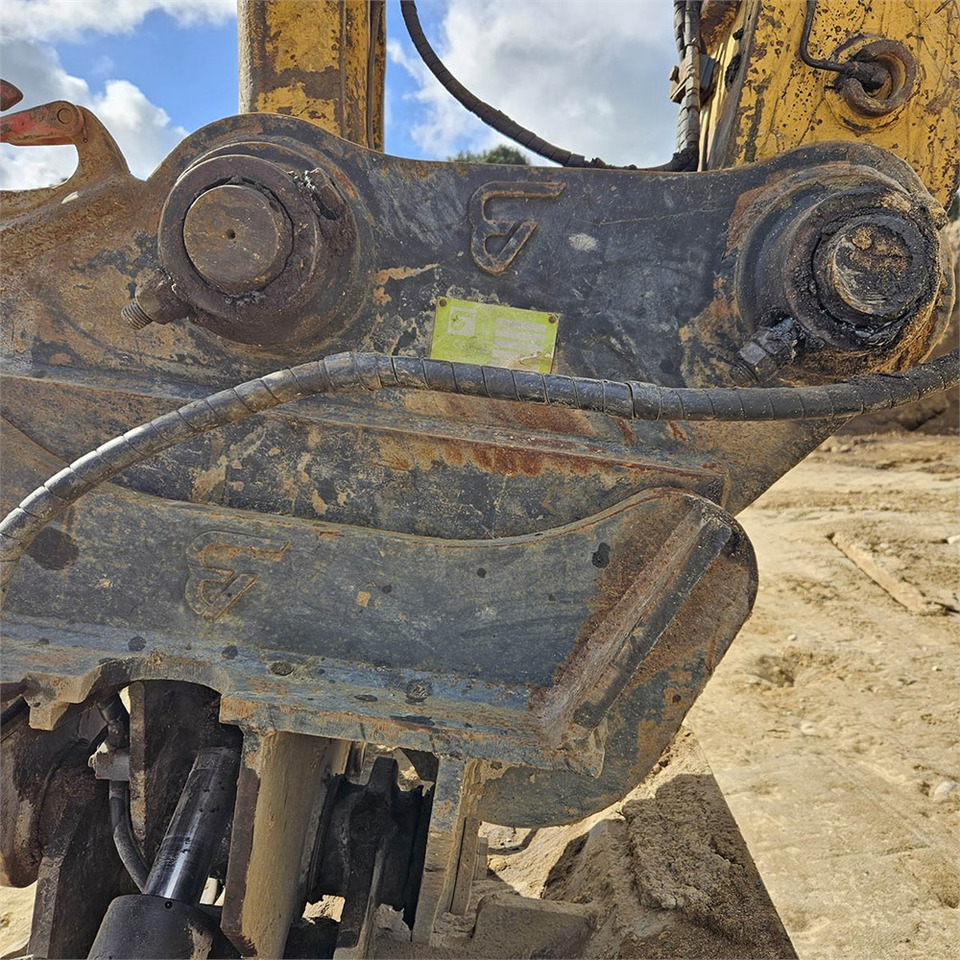 Ekskavator perayap Komatsu PC240 LC-8: gambar 30