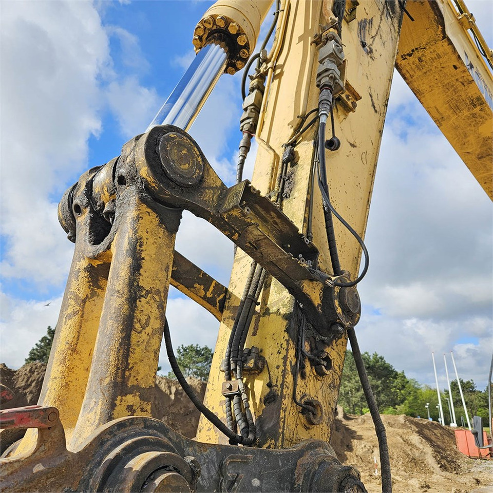 Ekskavator perayap Komatsu PC240 LC-8: gambar 27