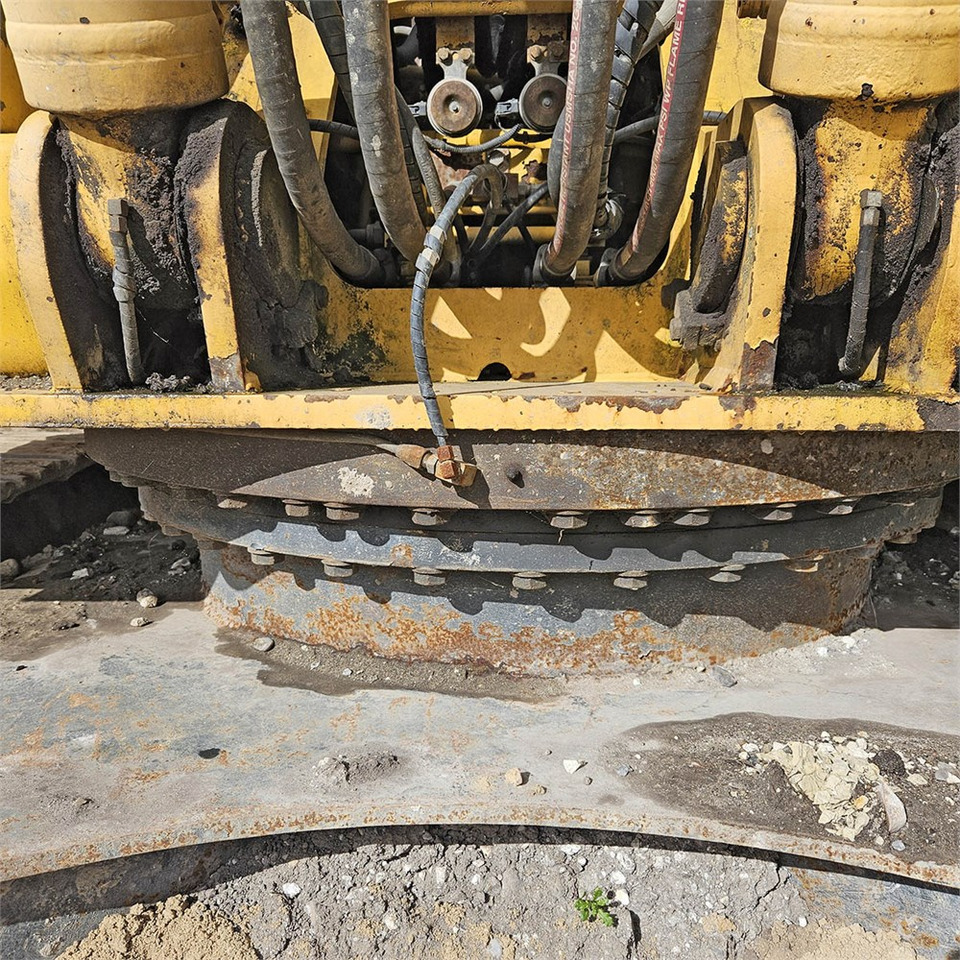 Ekskavator perayap Komatsu PC240 LC-8: gambar 42