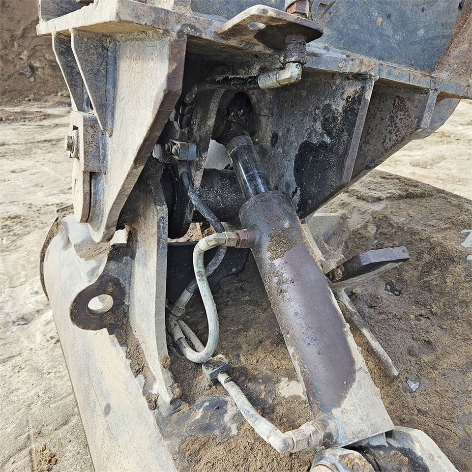 Ekskavator perayap Komatsu PC240 LC-8: gambar 33