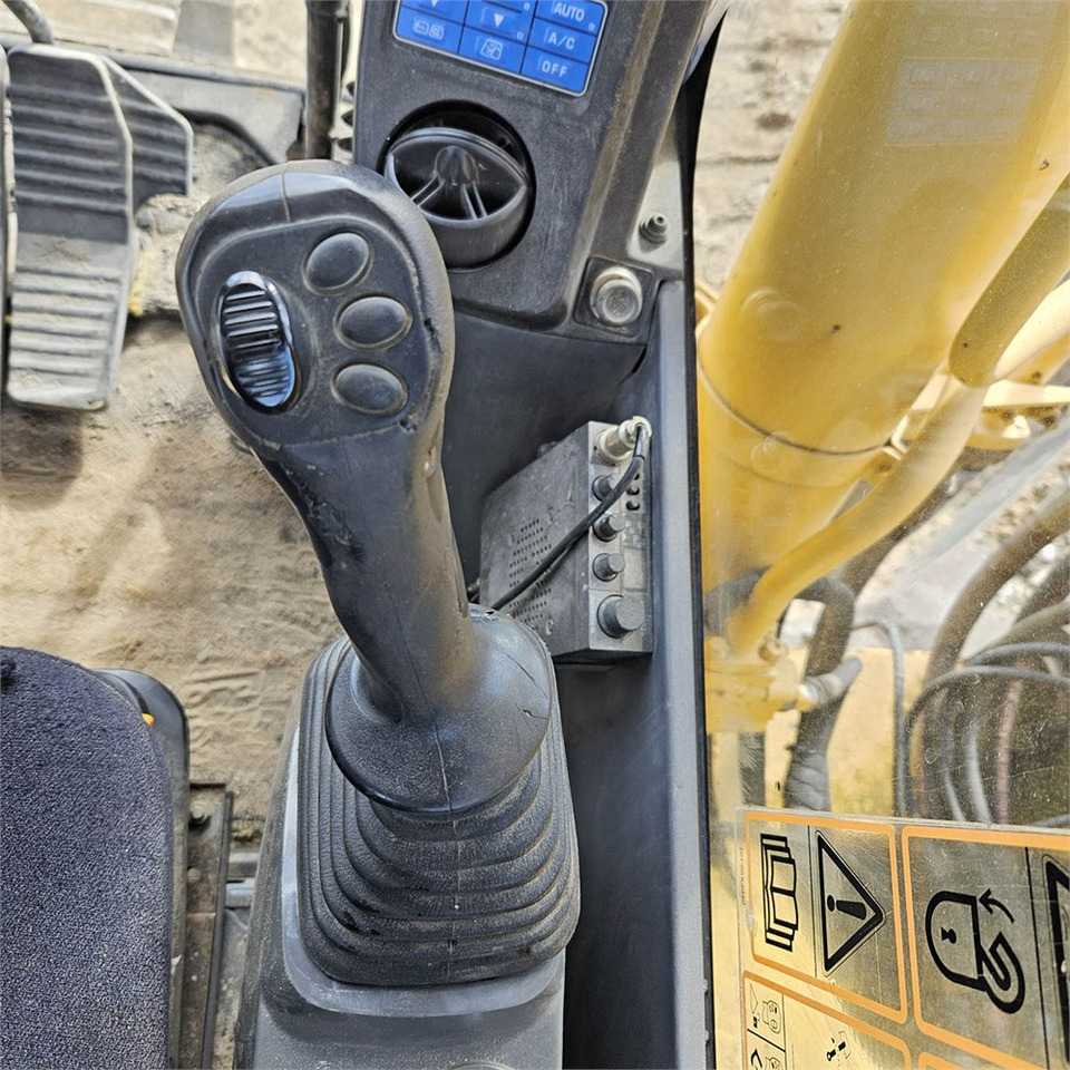 Ekskavator perayap Komatsu PC240 LC-8: gambar 14