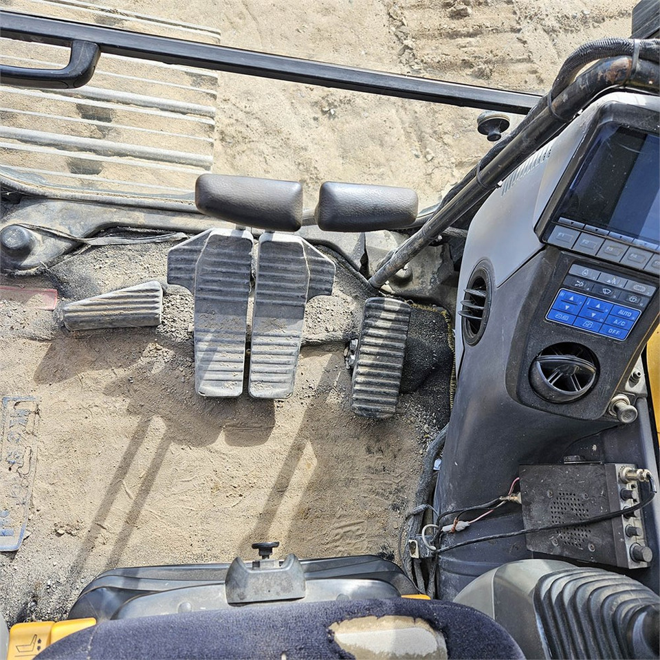 Ekskavator perayap Komatsu PC240 LC-8: gambar 18