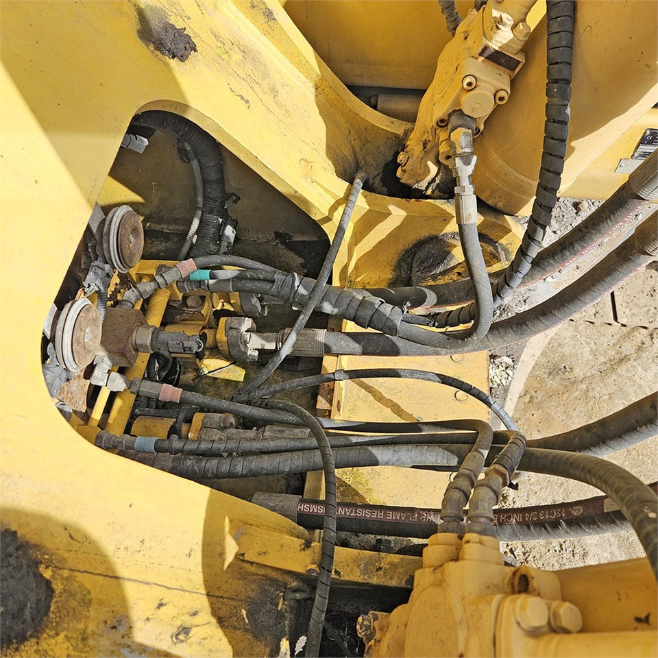 Ekskavator perayap Komatsu PC240 LC-8: gambar 22