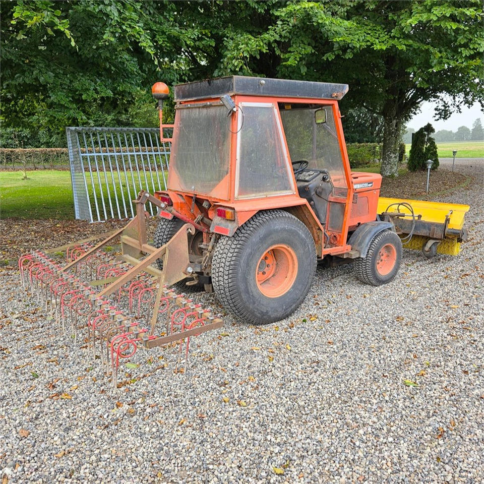 Kubota B8200 - Traktor kota: gambar 5 Kubota B8200 - Traktor kota: gambar 5