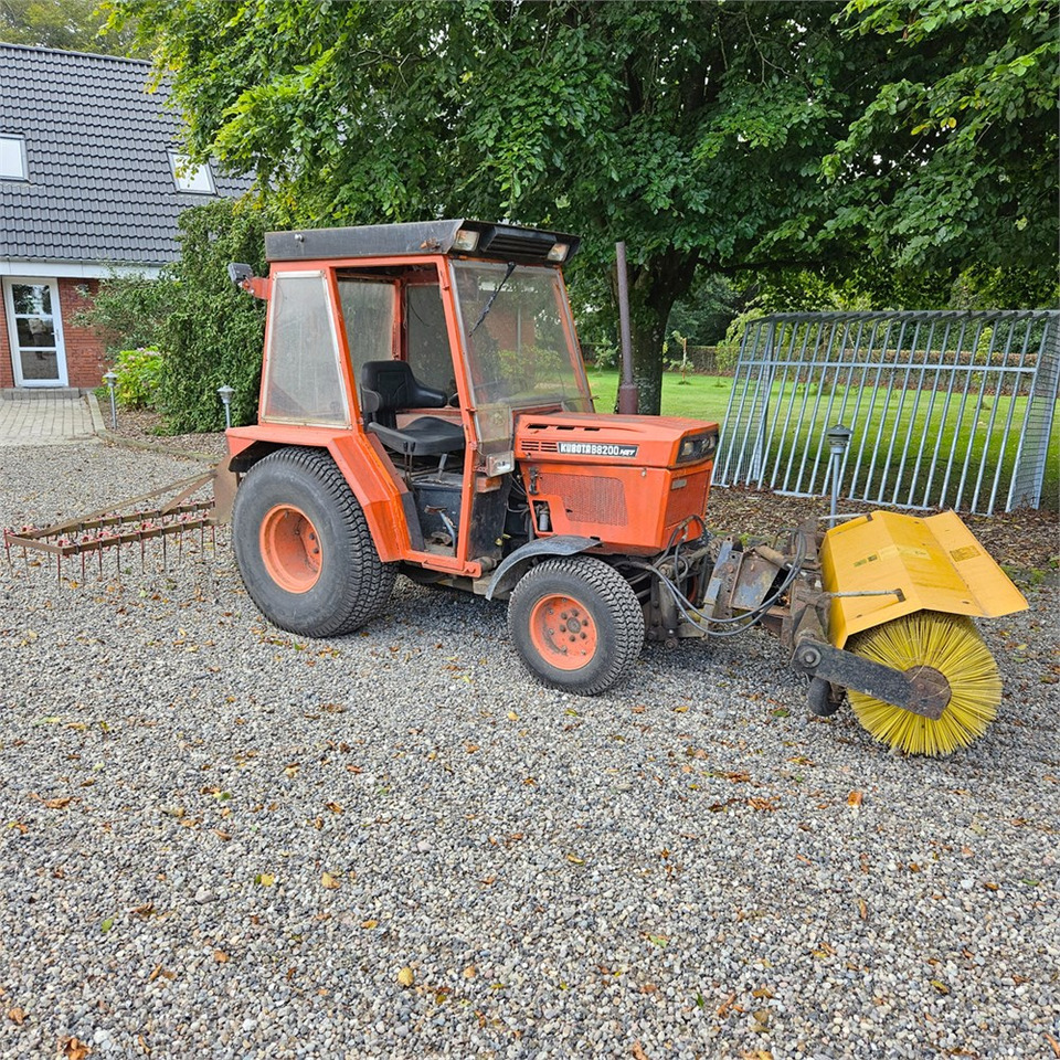 Kubota B8200 - Traktor kota: gambar 2 Kubota B8200 - Traktor kota: gambar 2