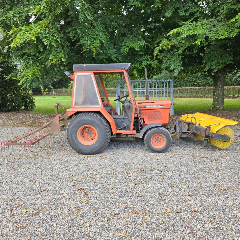 Kubota B8200 - Traktor kota: gambar 4 Kubota B8200 - Traktor kota: gambar 4