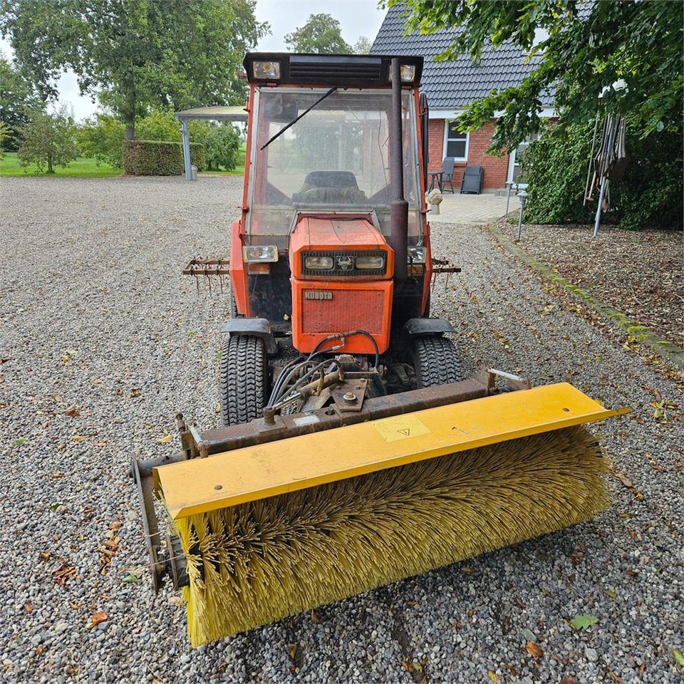 Kubota B8200 - Traktor kota: gambar 3 Kubota B8200 - Traktor kota: gambar 3