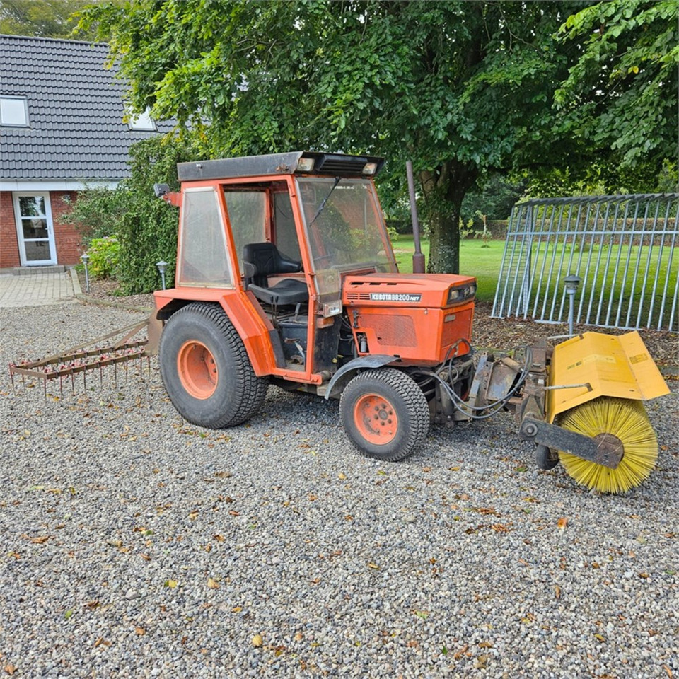 Kubota B8200 - Traktor kota: gambar 1 Kubota B8200 - Traktor kota: gambar 1