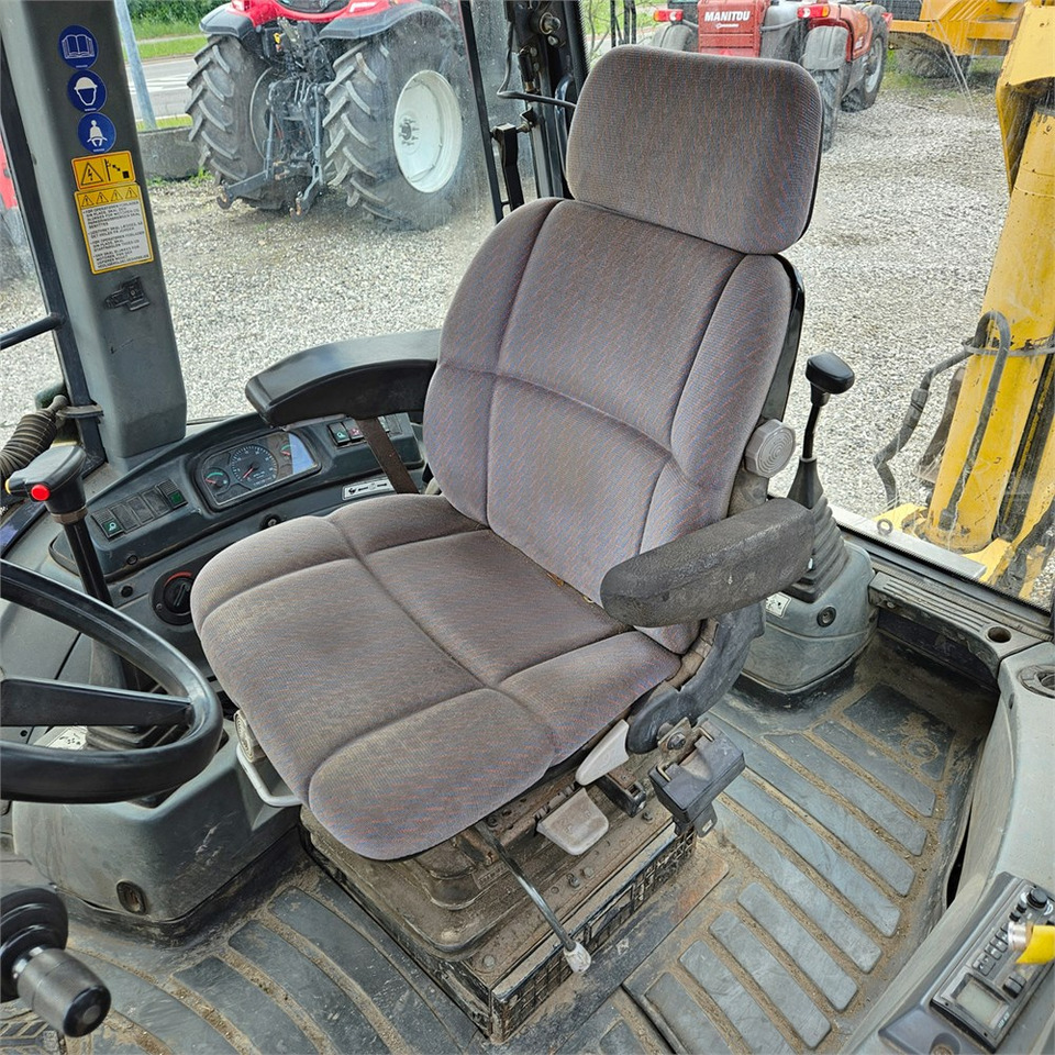 Backhoe loader New Holland LB115-4PS: gambar 11
