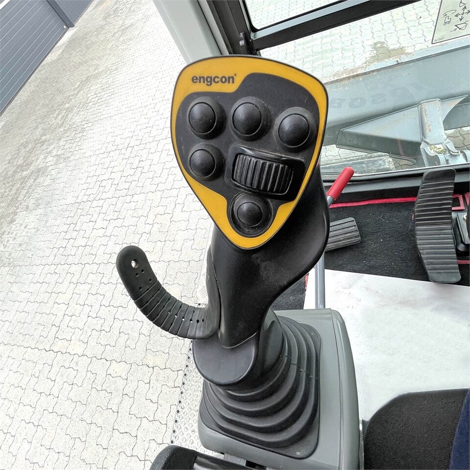 Ekskavator perayap Takeuchi TB 2150 R: gambar 23