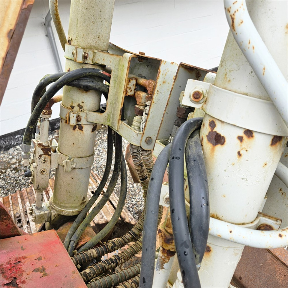 Ekskavator perayap Takeuchi TB1140: gambar 27