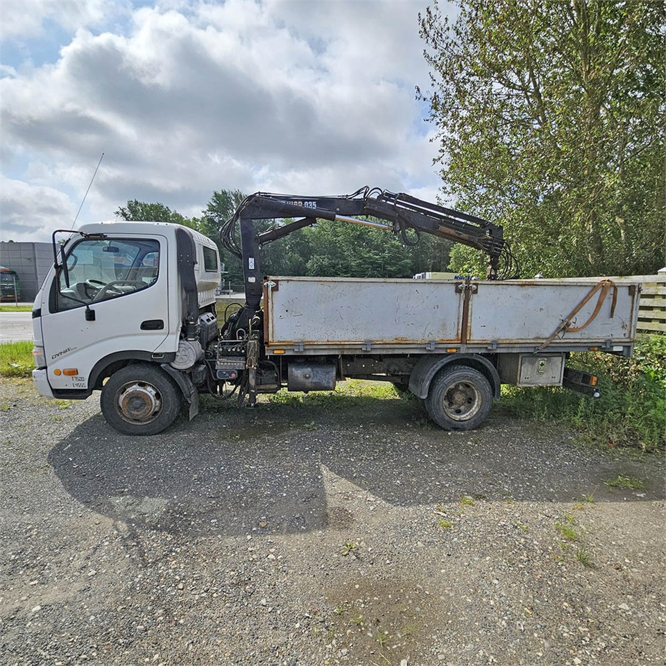 Toyota Dyna 200 - Truk flatbed: gambar 2 Toyota Dyna 200 - Truk flatbed: gambar 2