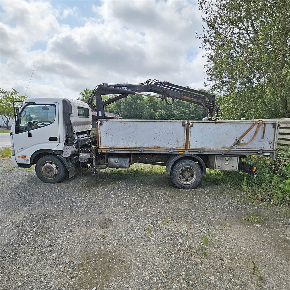 Toyota Dyna 200 - Truk flatbed: gambar 3 Toyota Dyna 200 - Truk flatbed: gambar 3