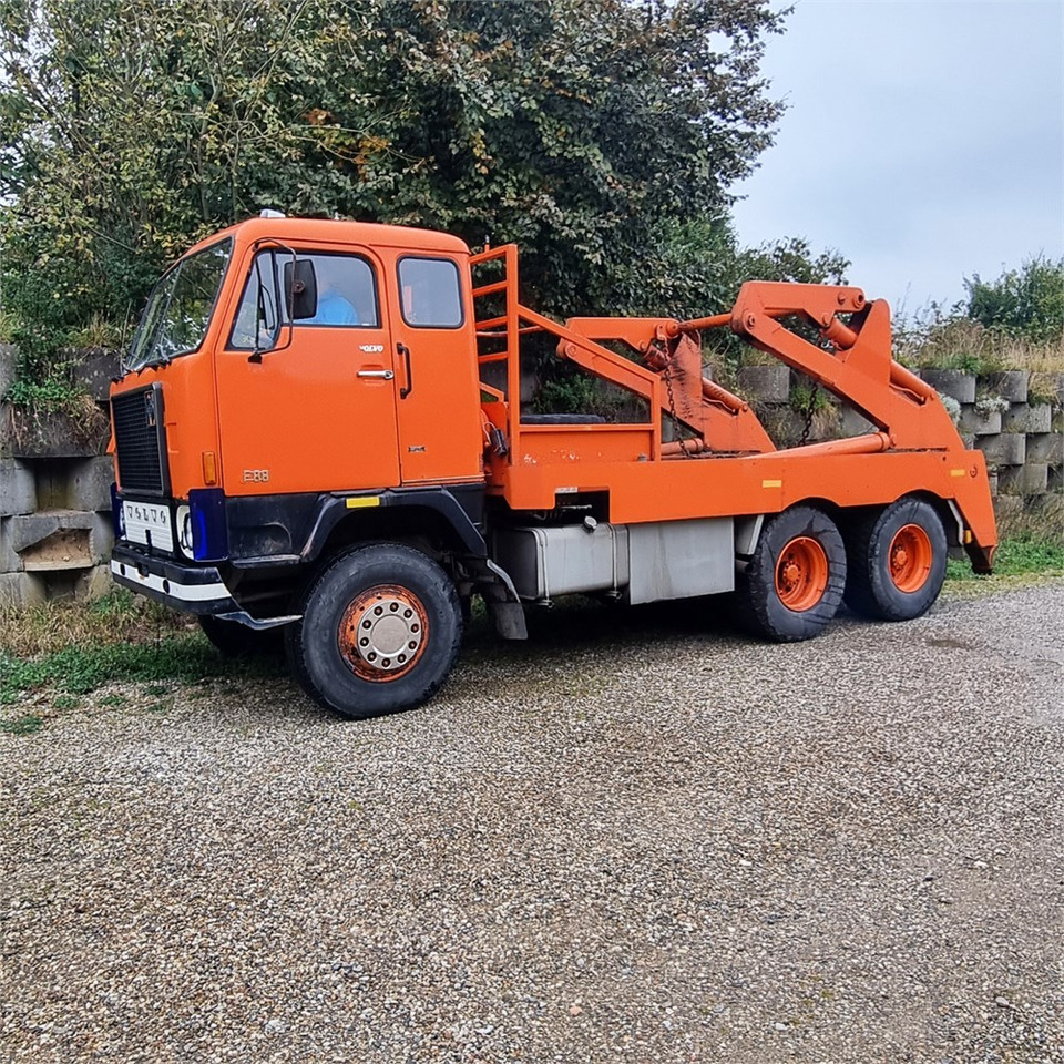 Volvo F 88 - Truk skip loader: gambar 1 Volvo F 88 - Truk skip loader: gambar 1