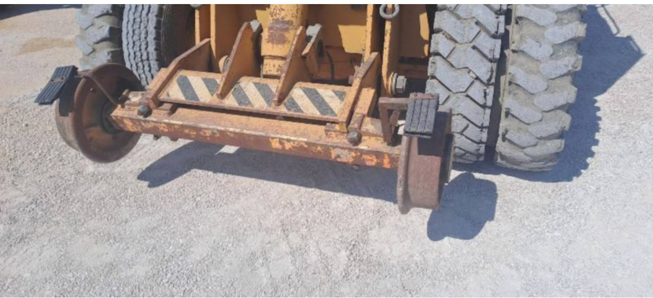 Ekskavator roda CASE 588P: gambar 6