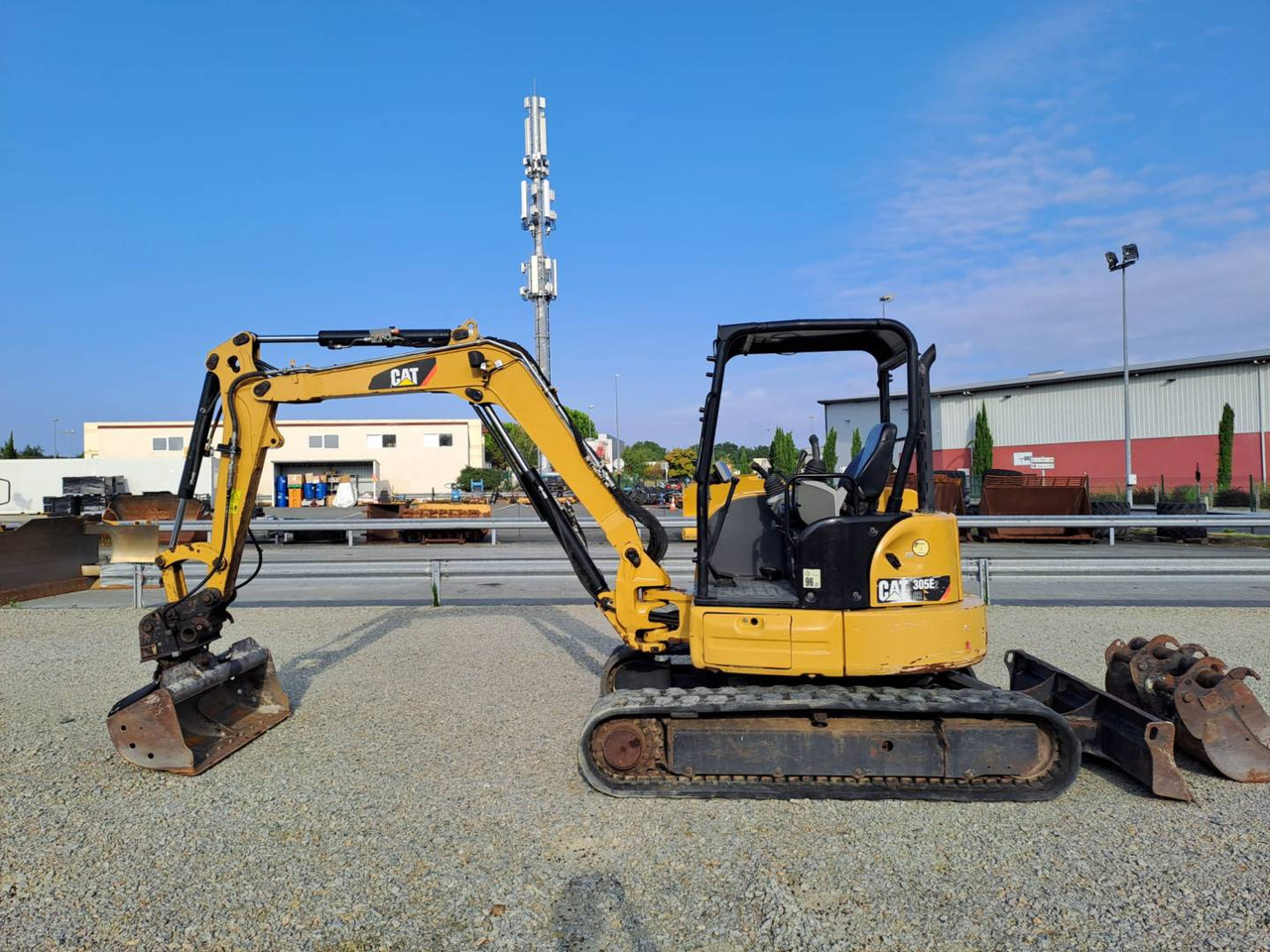 CAT 305E2 - Ekskavator perayap: gambar 1 CAT 305E2 - Ekskavator perayap: gambar 1