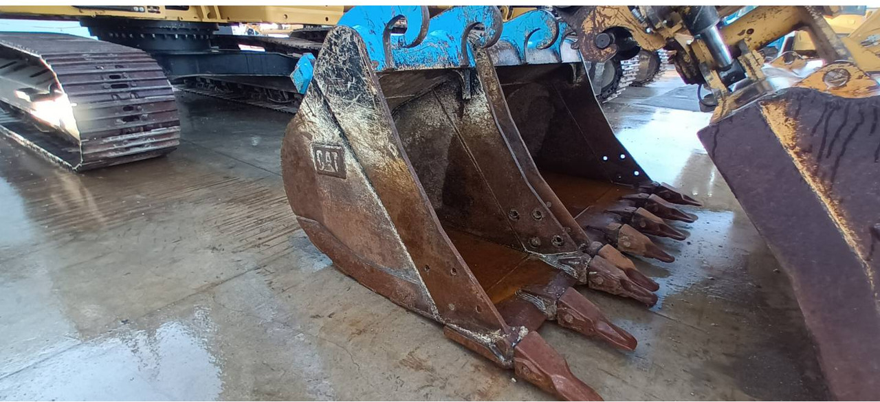 Ekskavator perayap CAT 320 GC: gambar 27